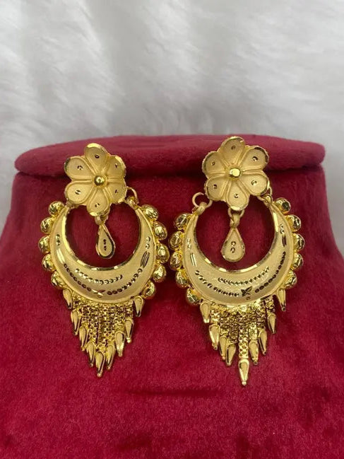 Graceful Earrings &amp; Studs* Base Metal: Bentex Plating: 1Gram Gold Sizing: Non-Adjustable Stone Type: No Stone Type: Long Net Quantity (N): 1 Dispatch: 2- 2 Days